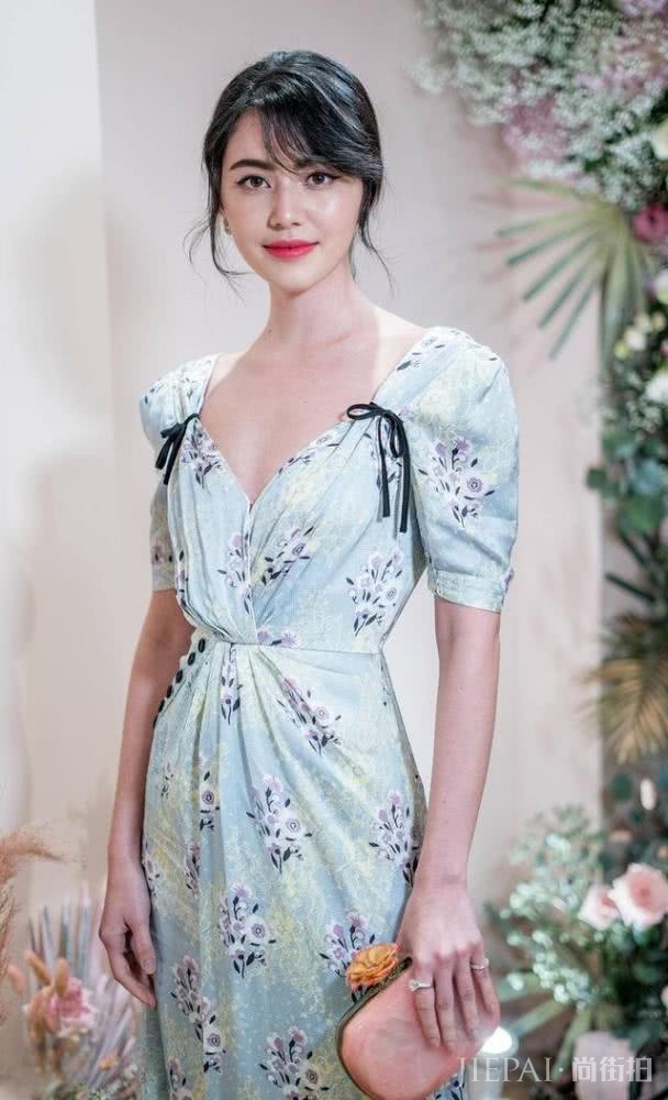 泰国女星Mai穿印花裙参加好友婚礼,优雅气质抢尽新娘风头