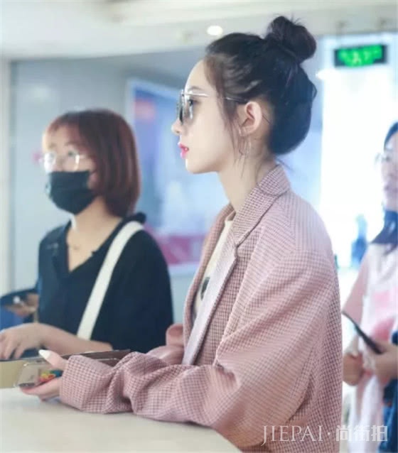 孟美岐穿西装搭配高帮老爹靴,现身机场太抢眼