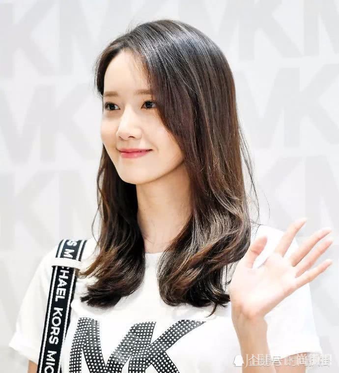 林允儿活动掉落高跟鞋,通勤风穿搭显高挑