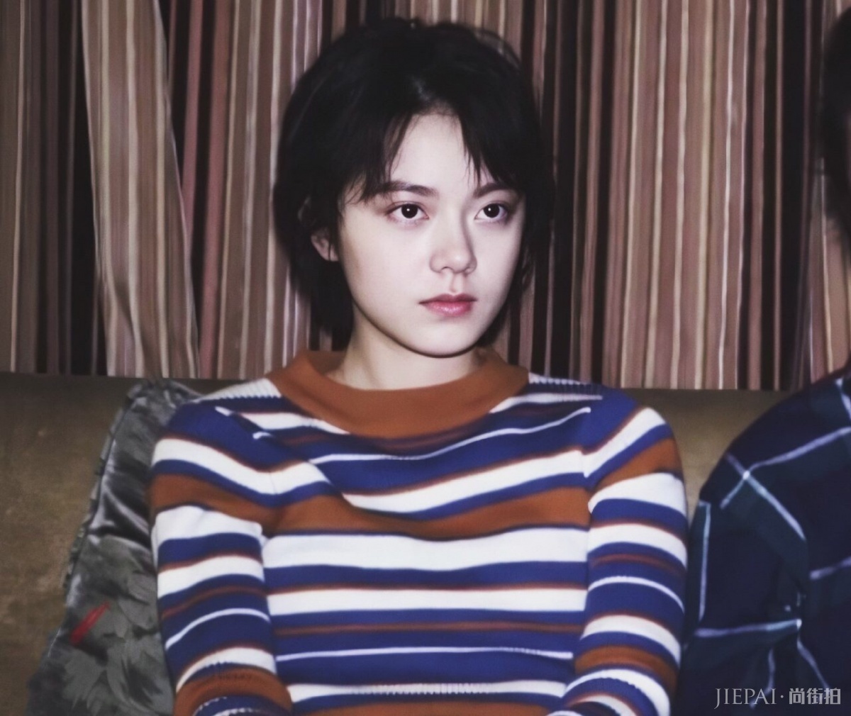 赵今麦私服搭配太高级!条纹衫配碎短发气场颜值神似王菲