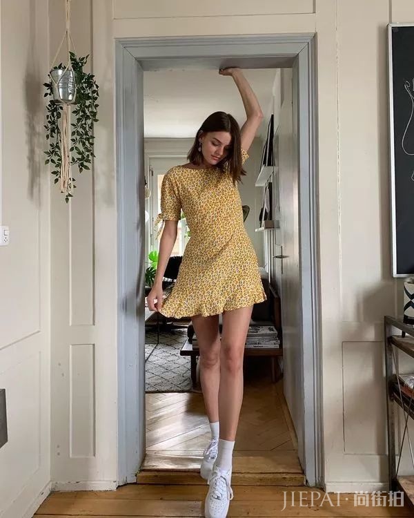 没其他原因，这位法国时尚博主穿衣好看全是因为“颜美人瘦”四个字