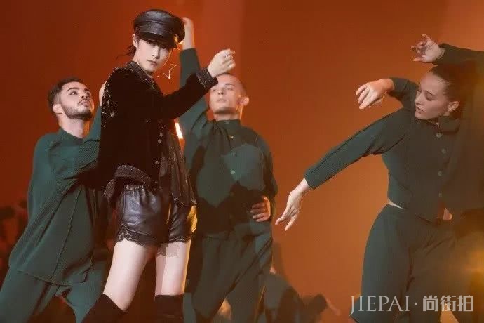 李宇春新专辑首秀造型太夸张，跨界挑战行为艺术，简直是太帅了