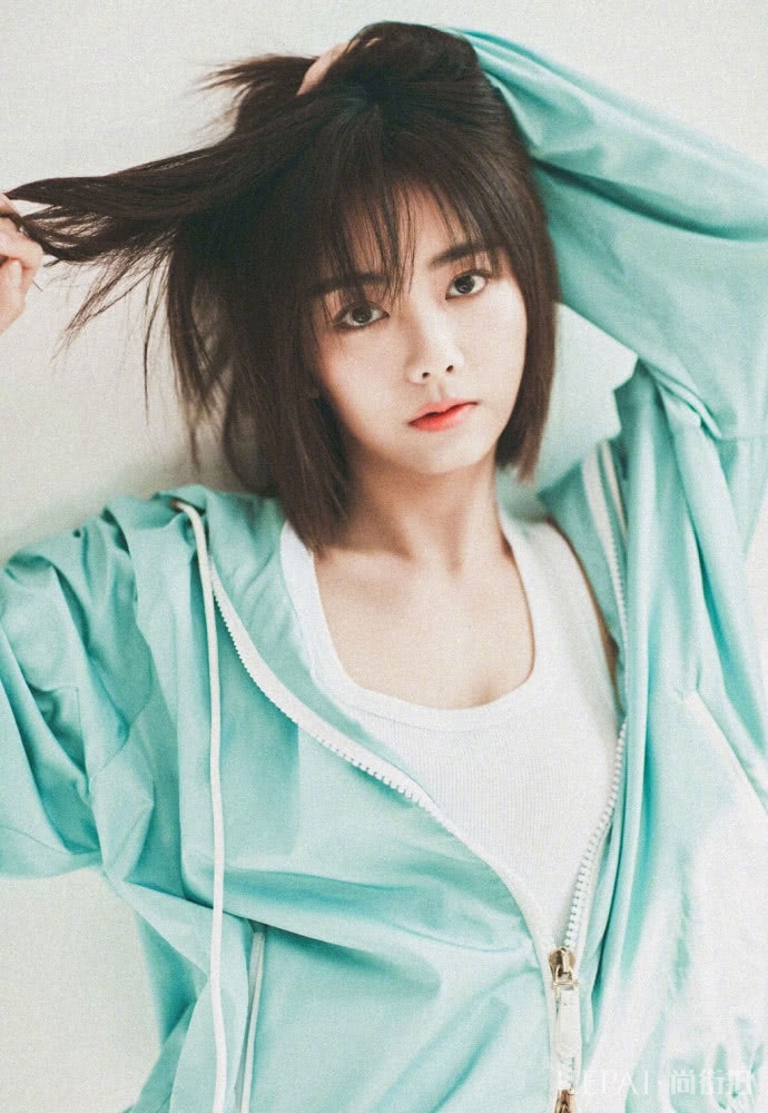 谭松韵张子枫居然像同龄人?背带裤搭配双马尾秒变少女