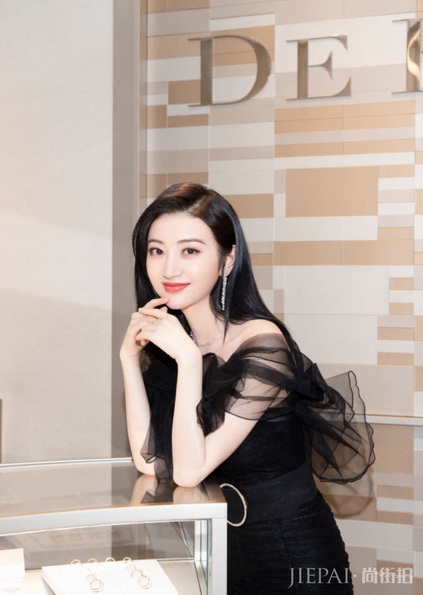 景甜5cm的“沙漏裙”仅有层阴影，一般人却不敢尝试