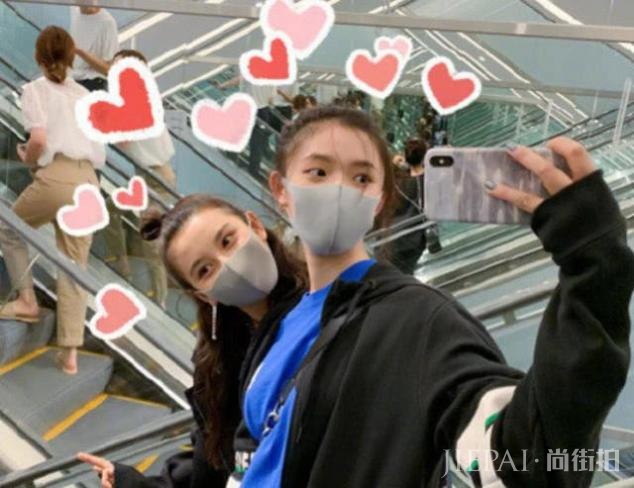 宋祖儿偶遇林允飞扑闺蜜，散发乱飞画面太滑稽