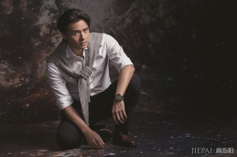 冯德伦穿搭随意休闲,堪称大叔辈的典范