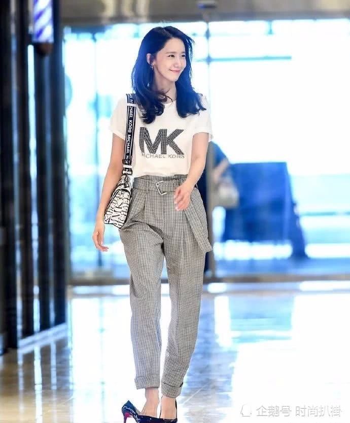 林允儿活动掉落高跟鞋,通勤风穿搭显高挑