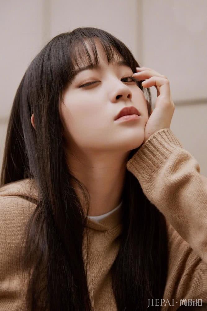 欧阳娜娜年轻活力,贵气小金裙都能穿出少女感