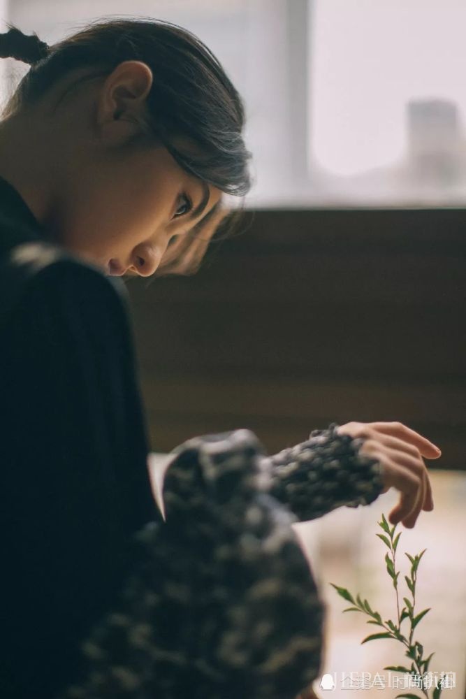 张子枫穿复古拼接连衣裙,彰显时髦感