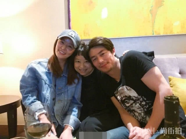 林心如带霍建华与好闺蜜聚会,霍建华搂着林心如,越来越有夫妻相