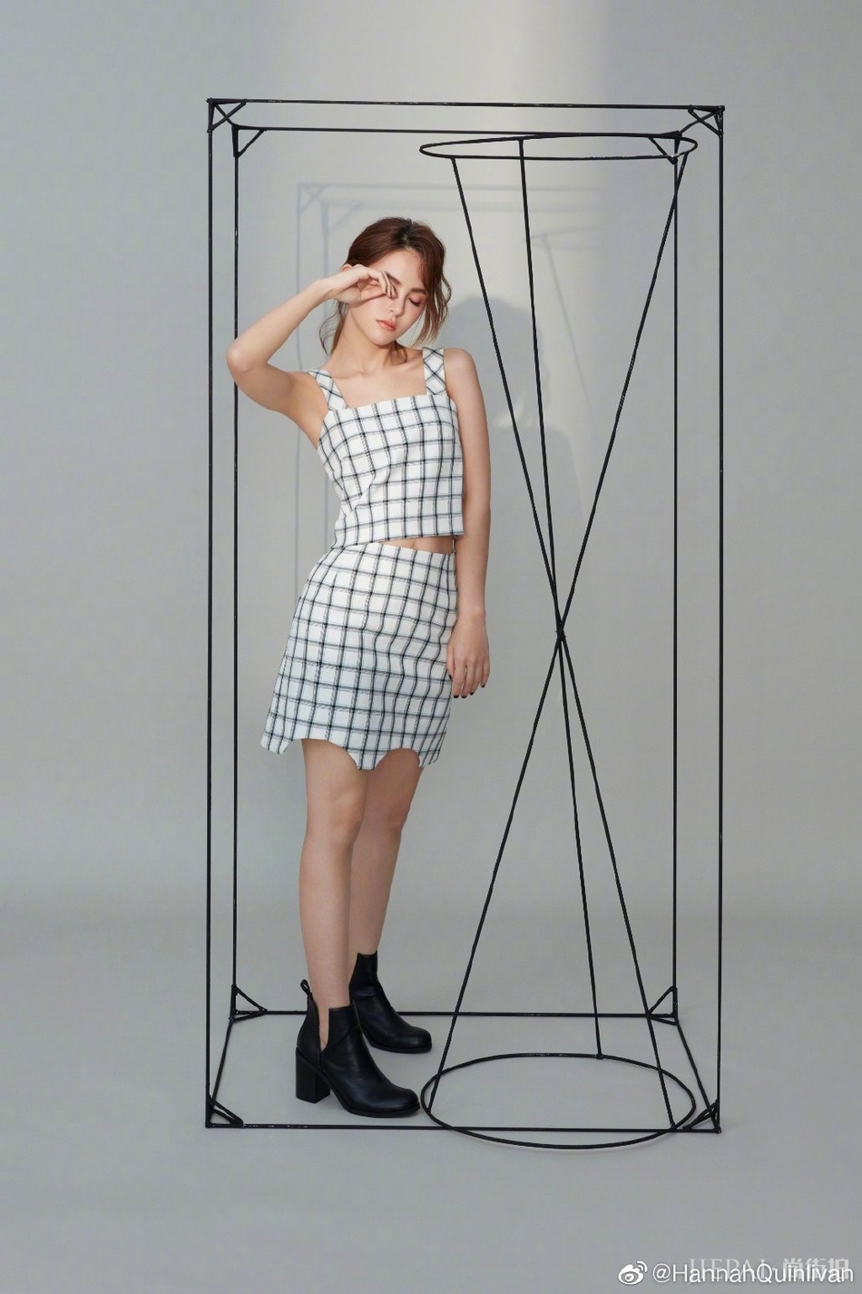 昆凌梦幻氛围下的干练造型 精致五官秀出好身材