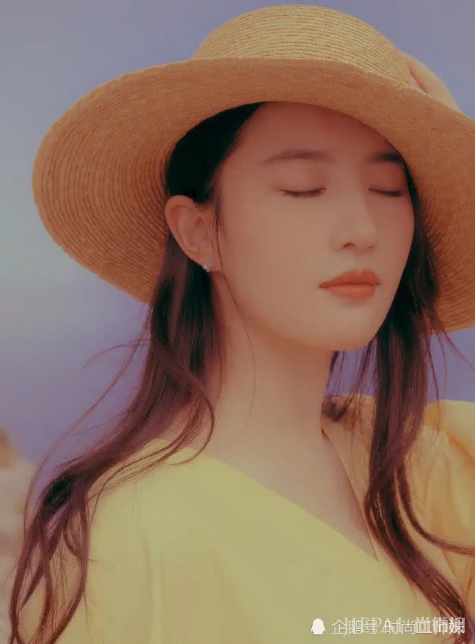 刘亦菲穿黄色连衣裙玩港风,洒脱优雅至极