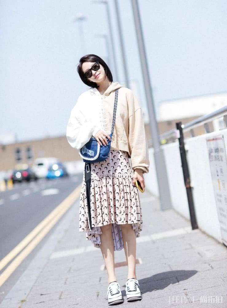 宋茜拼接卫衣配不规则半身裙，活力可爱像16岁少女