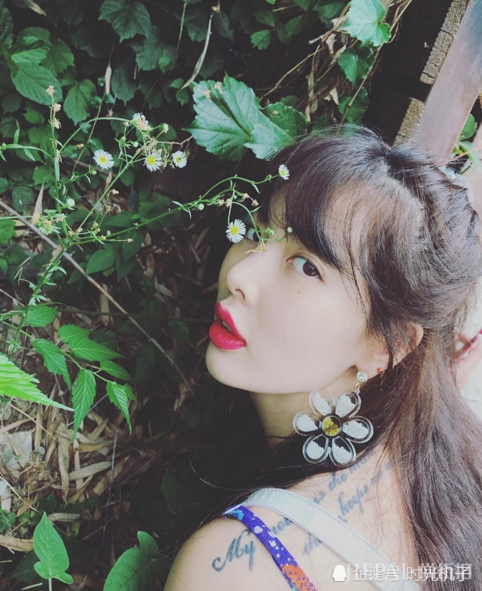 金泫雅穿紫色碎花裙认不出,画风越来越偏了