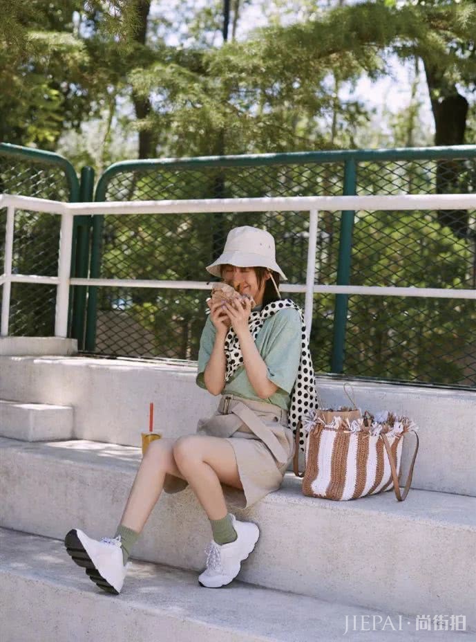 吴昕工装短裤配长袜,太有少女感了