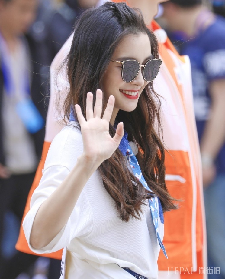 19年还穿A型裙？试试杨颖叠叠裙，显高还时髦