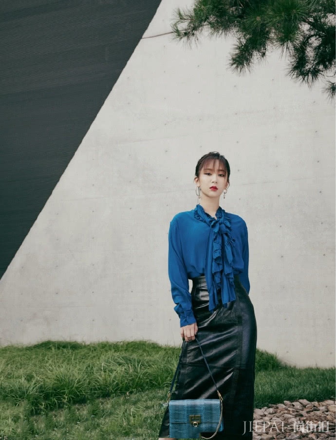 杨紫杏眼圆脸配星空衬衫,御姐气质明显