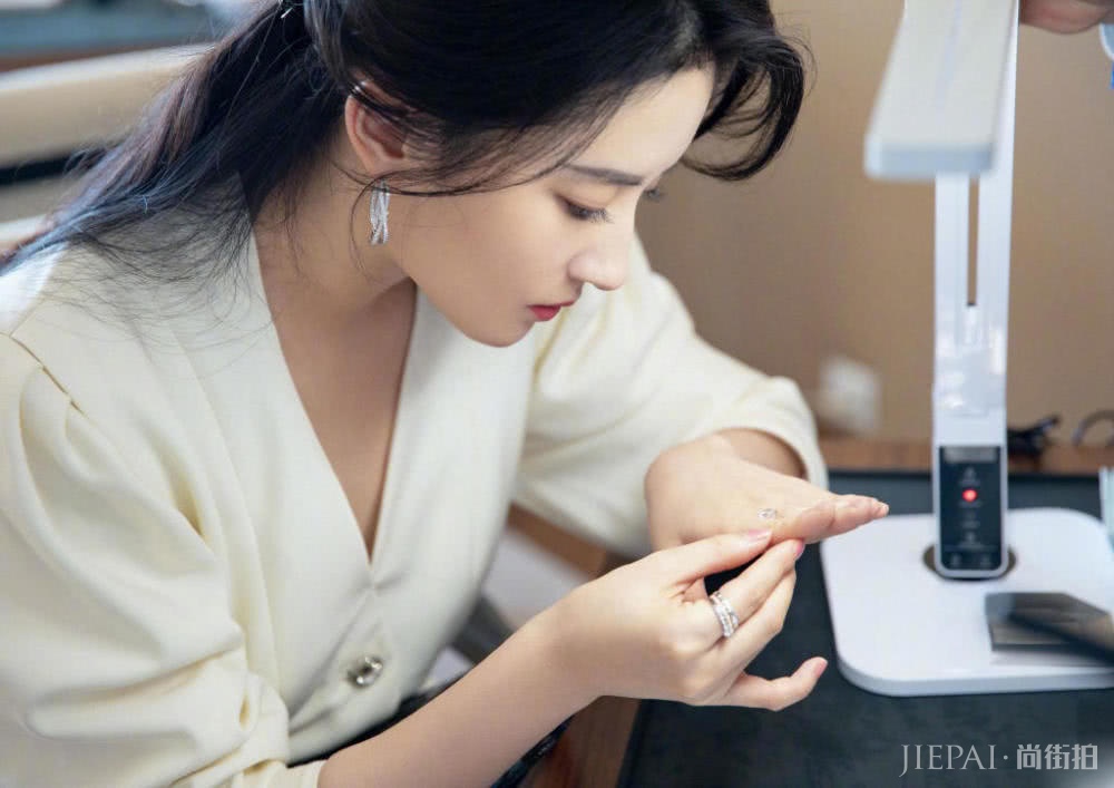 刘亦菲造型写真戴普通农民草帽,美貌美到没有尽头