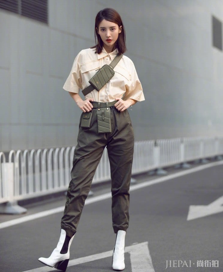 金晨“梯子袜”配“半腿毒液靴”,气场真强