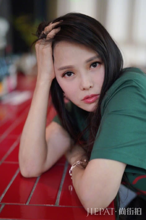 伊能静50岁一身少女上台,目光都被她的脸锁定