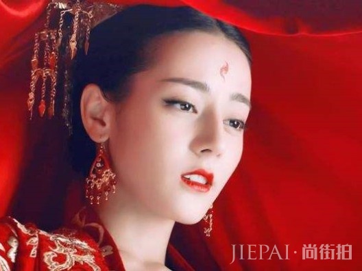 同样是眉间画，躲过了赵丽颖，避开迪丽热巴，而她惊艳了时光！