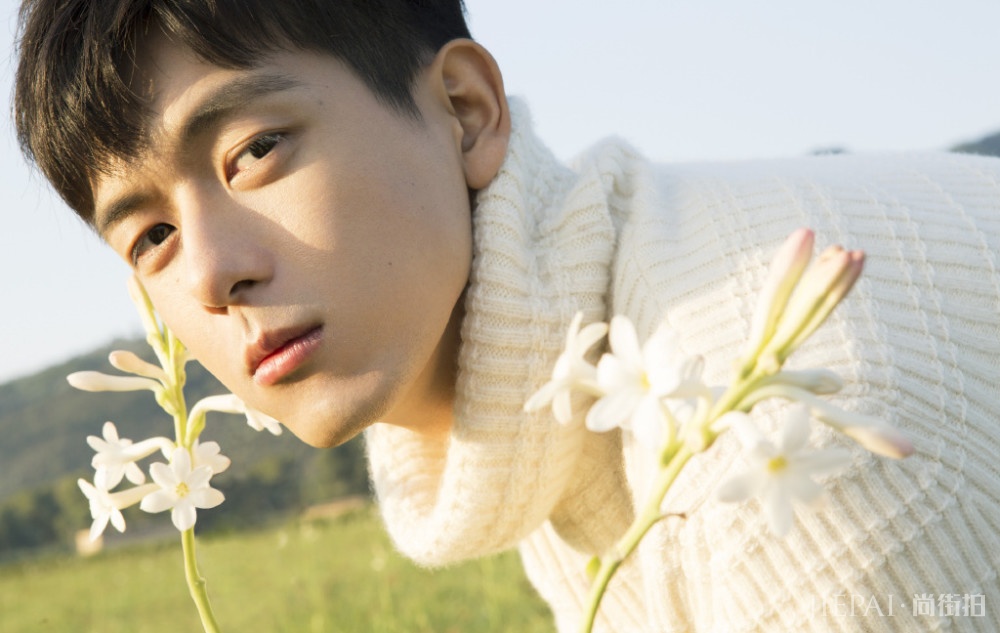 李现变白衣少年，毛衣撞上风衣，“韩商言”居然也这么温柔？