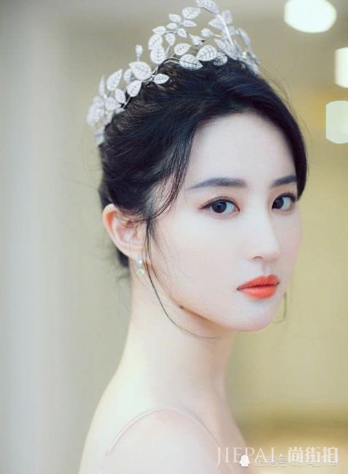 刘亦菲穿裸粉纱裙高级大气，不愧是娱乐圈中的极品美貌