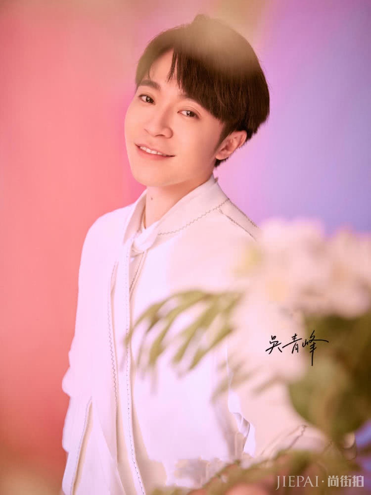 吴青峰拼接渔网装，造型大胆又独特