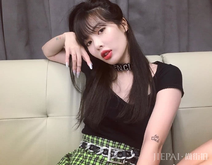 关晓彤和金泫雅，双双挑战绿格纹造型，风格差距居然这么大？