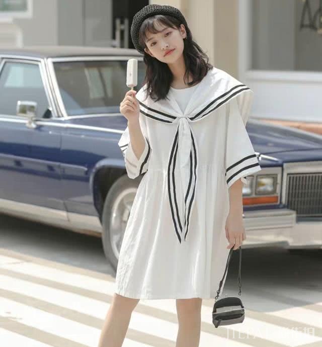 向经典致敬,海军领连衣裙让你风采迷人