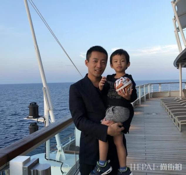 汪小菲一家国外旅行,与大S另类秀恩爱,女儿已长高到爸爸的腰间