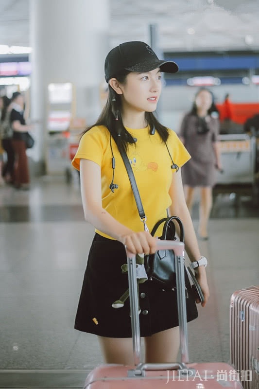 李兰迪穿黄色卡通印花T恤搭A字裙，可爱又清新