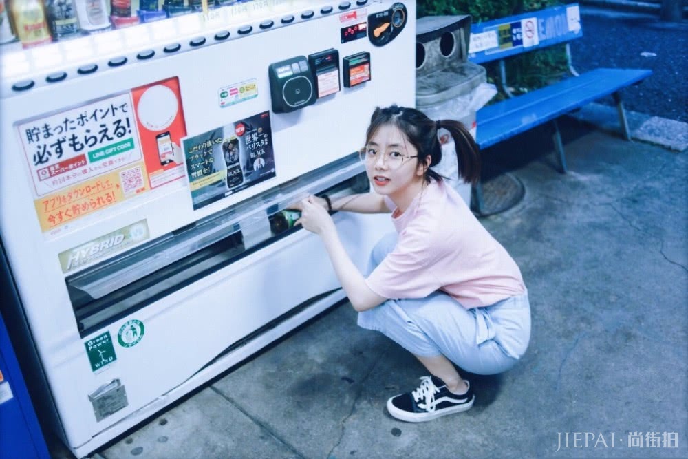 谭松韵包裹严实现身,穿中国风棉麻裙配小白鞋,尽显淡雅休闲风