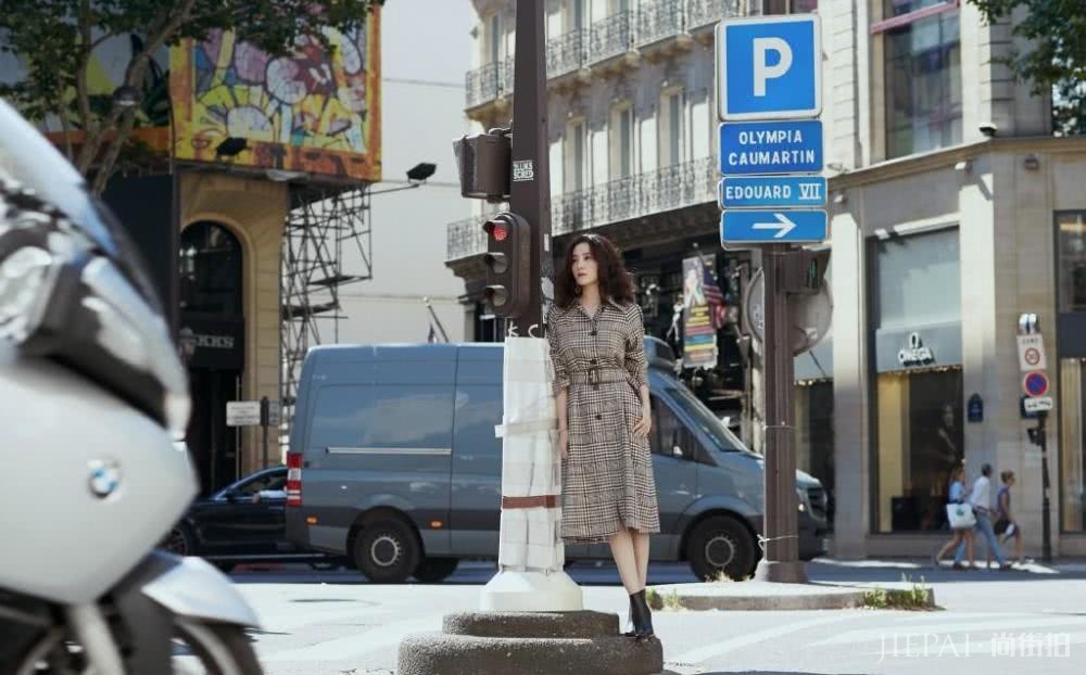宋佳穿格纹风衣裙配短靴,站街头摩登范十足