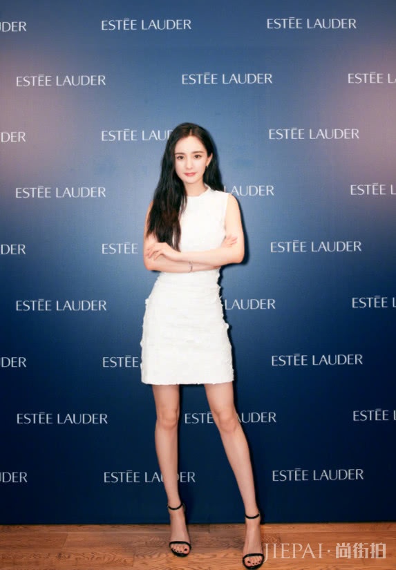 杨幂首次挑战七分裤却被“蝴蝶臀”抢镜?太厉害了