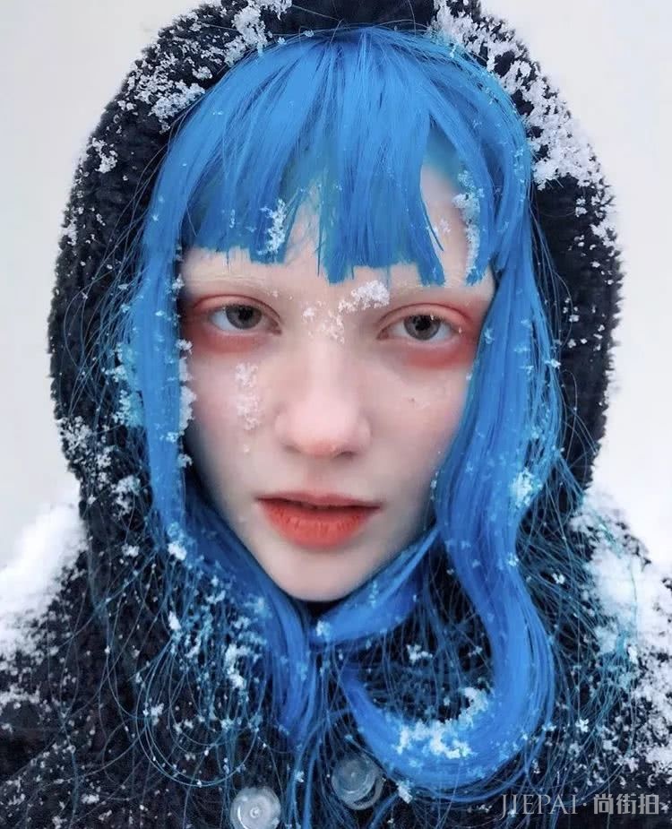 长着一张精灵脸的俄罗斯少女,都拜倒在她的彩虹眼影和神仙发色