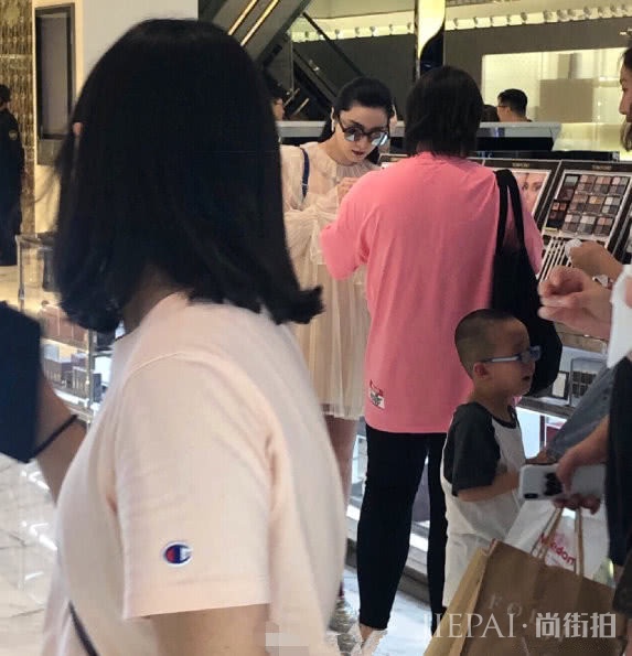 范冰冰上街买口红被偶遇,裙子配运动鞋活力十足