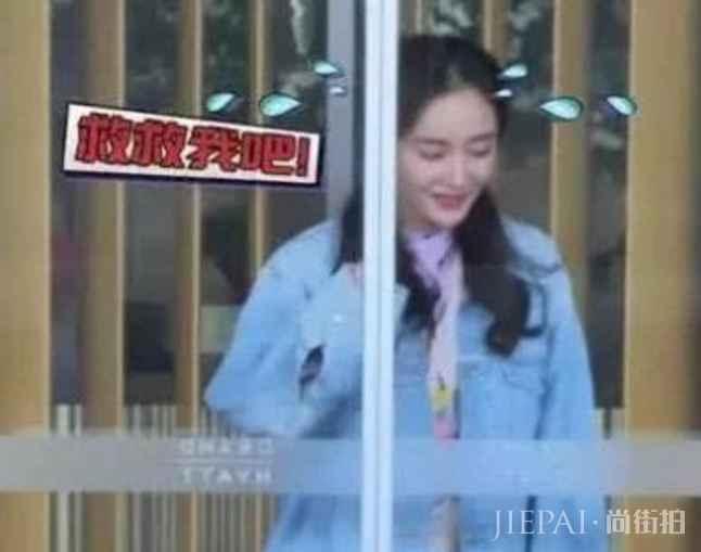 杨幂被门夹到手,下意识喊出他的名字,粉丝:暴露了真感情!