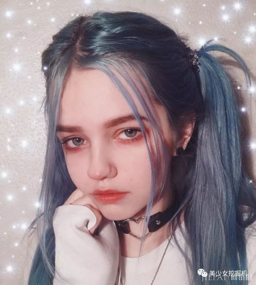 长着一张精灵脸的俄罗斯少女,都拜倒在她的彩虹眼影和神仙发色