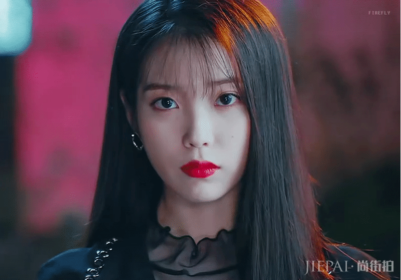 韩国演员IU登中国热搜，造型清纯魅惑堪称百变妖精