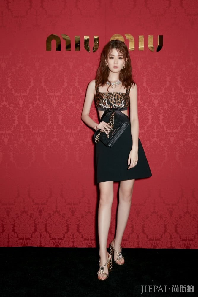 乔欣穿流苏吊带扎麻花辫，笑起来空气都甜了