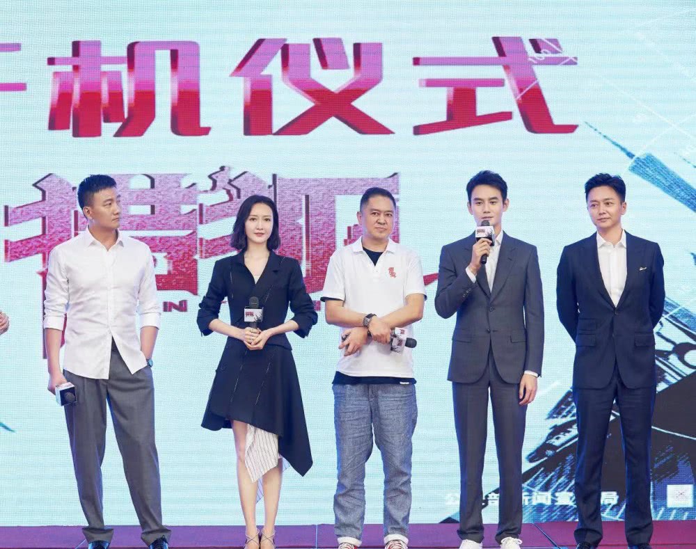 王鸥剪齐肩短发知性优雅,扎半丸子头更气质减龄