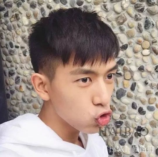 李现青涩照被曝光,小胖墩变型男,伴郎照“韩商言”范儿十足