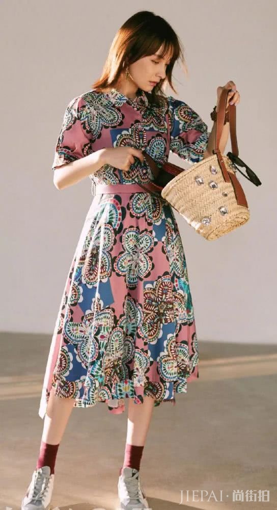 吴昕工装短裤配长袜,太有少女感了