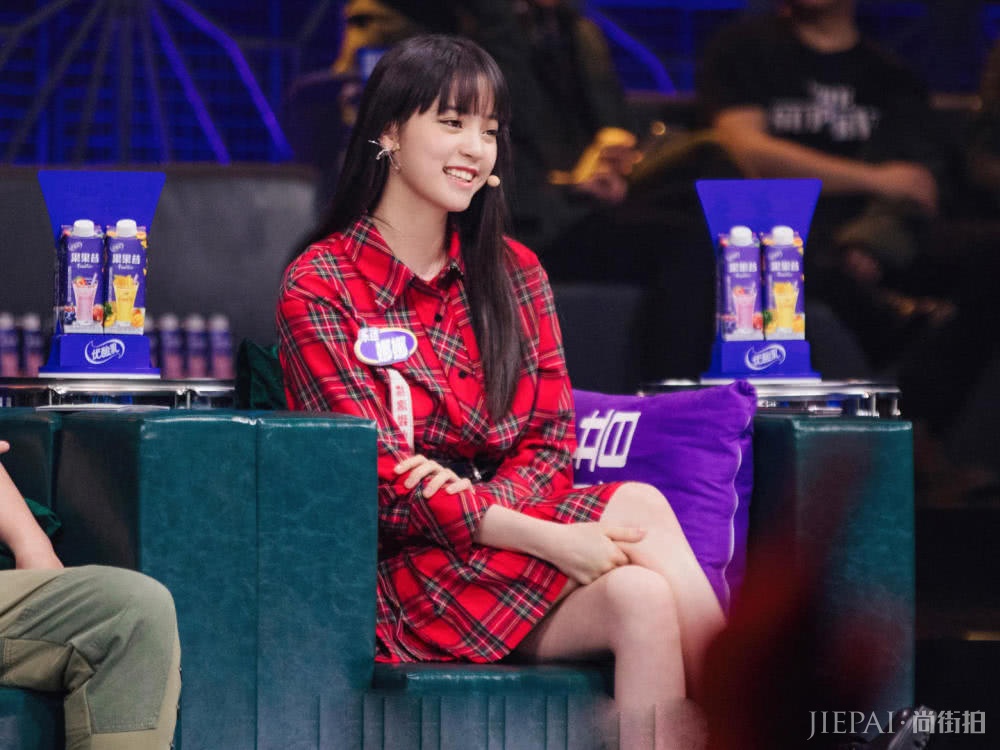 欧阳娜娜换新发型，身穿一套红色衬衫裙又酷又甜