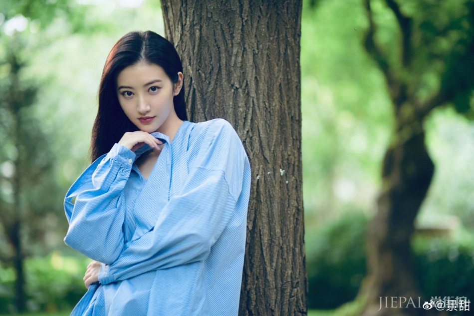 景甜晒清新美照喜迎七月 穿蓝条纹衬衣甜笑清纯