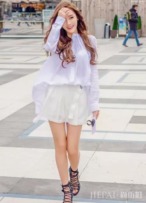 郑秀晶身穿一袭红裙亮眼出众,潮流的风向标啊