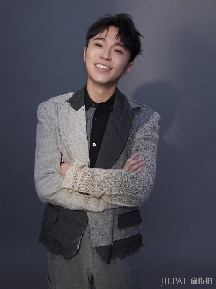 吴青峰拼接渔网装，造型大胆又独特