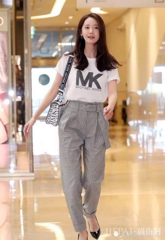 林允儿活动掉落高跟鞋,通勤风穿搭显高挑