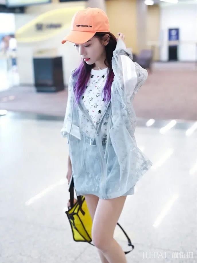 火箭少女集体现身机场，11套造型各有风格到底谁更有范？